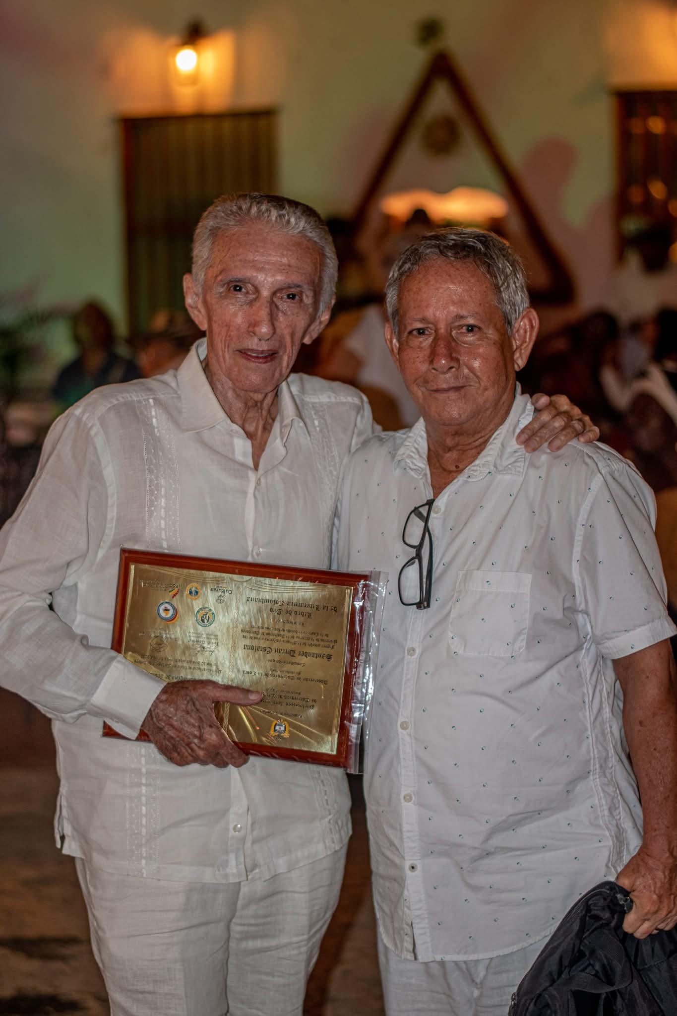 Maestro Santander Durán Escalona recibiendo el Libro de Oro de la Literatura Colombiana en Cartagena