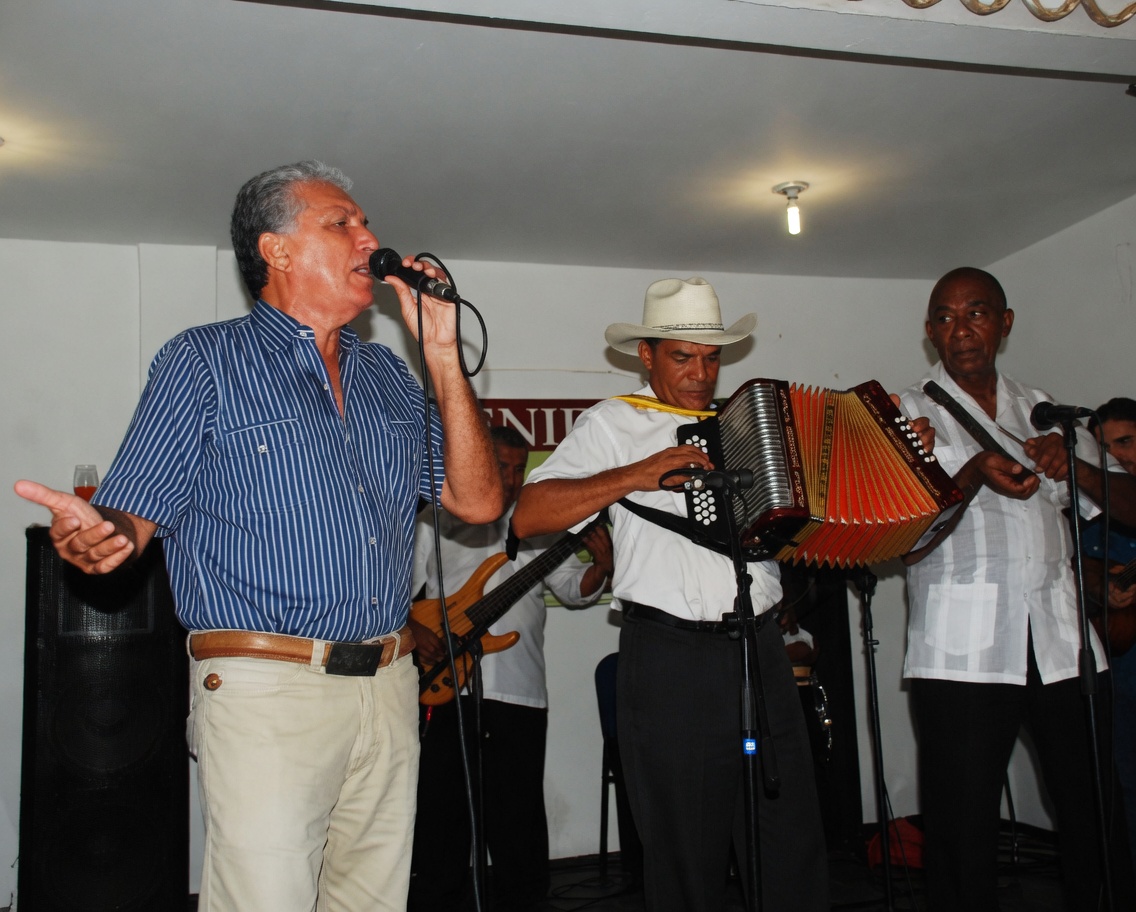 Maestro Santander Durán Escalona cantando en una parranda vallenata junto a acordeonero y guacharaquero